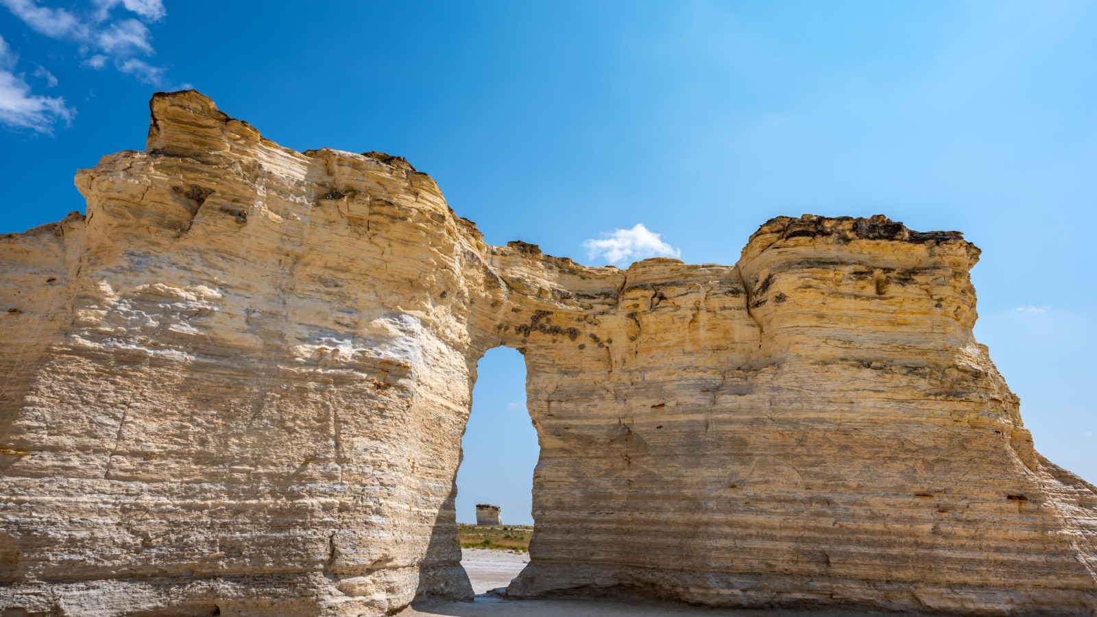 <p>Also known as the “Chalk Pyramids,” these striking rock formations in western Kansas showcase towering sedimentary pillars that create an otherworldly and picturesque landscape.</p>