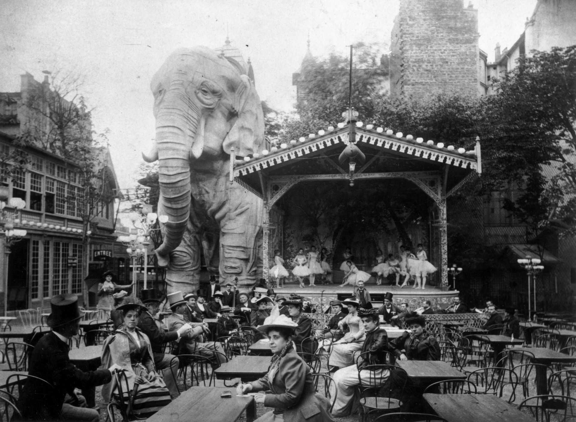 Cancan craze: unveiling the secrets of the Moulin Rouge