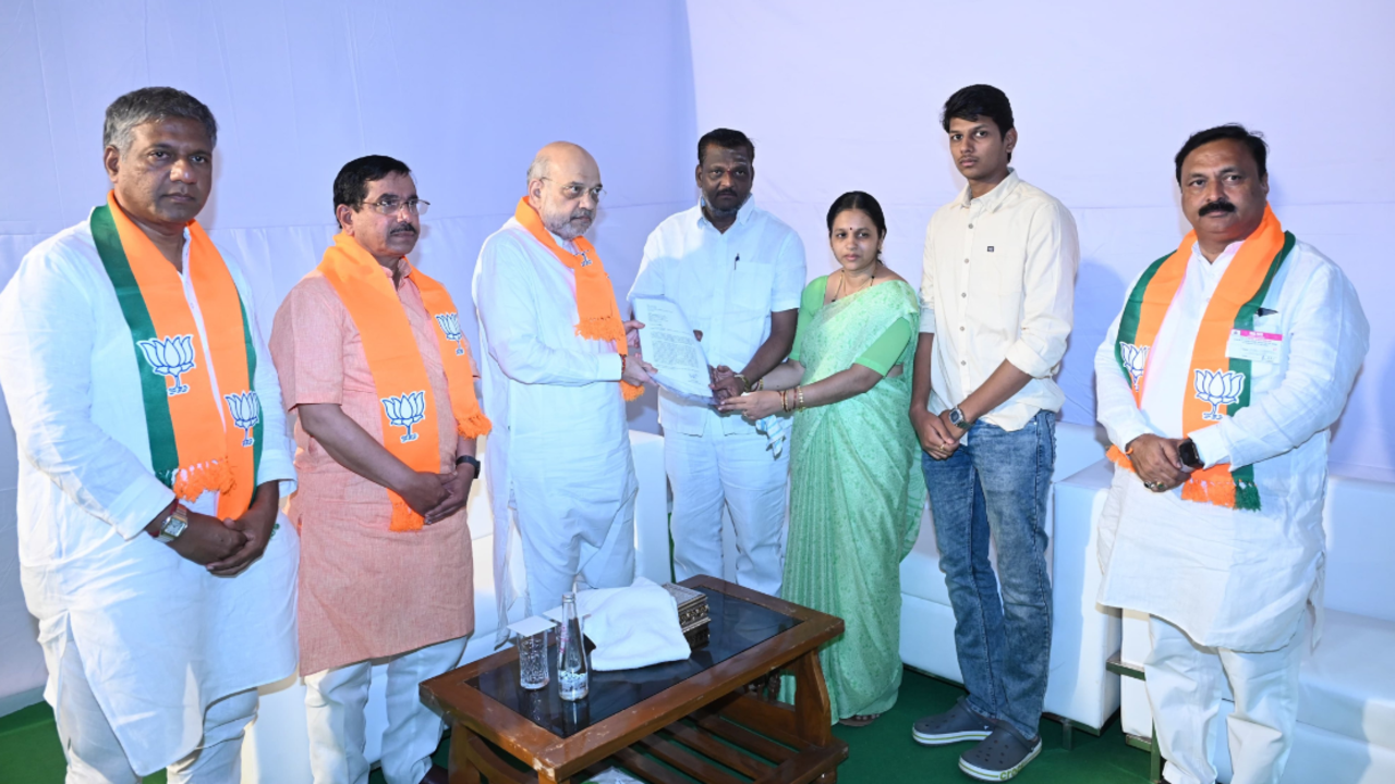amit shah meets neha hiremath's parents, assures 'full support and justice'