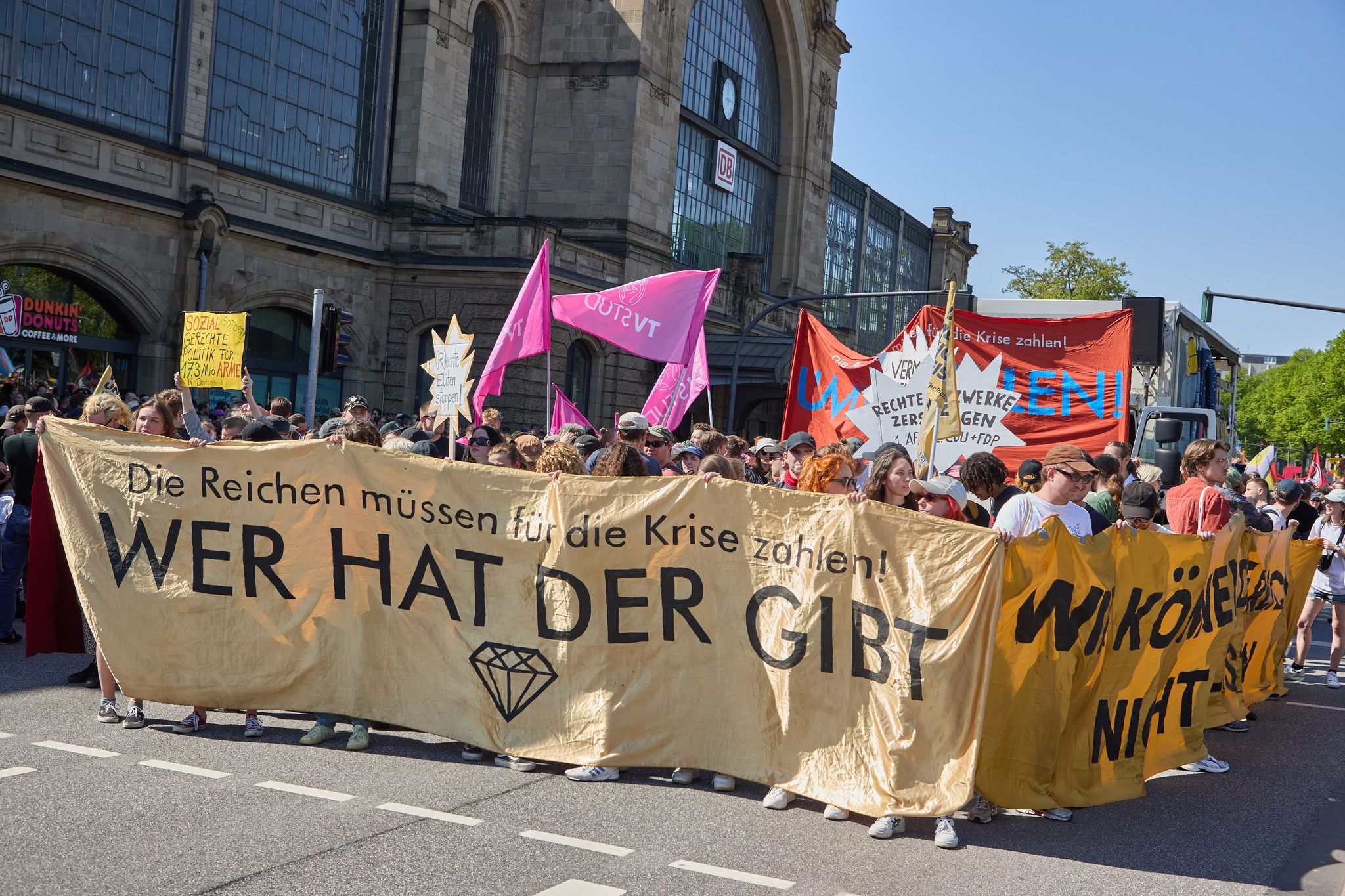 friedlicher 1. mai in berlin - gewalt in stuttgart