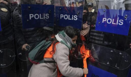 κωνσταντινούπολη: σοβαρά επεισόδια στην ταξίμ για την πρωτομαγιά - με τα όπλα σημάδευαν οι αστυνομικοί
