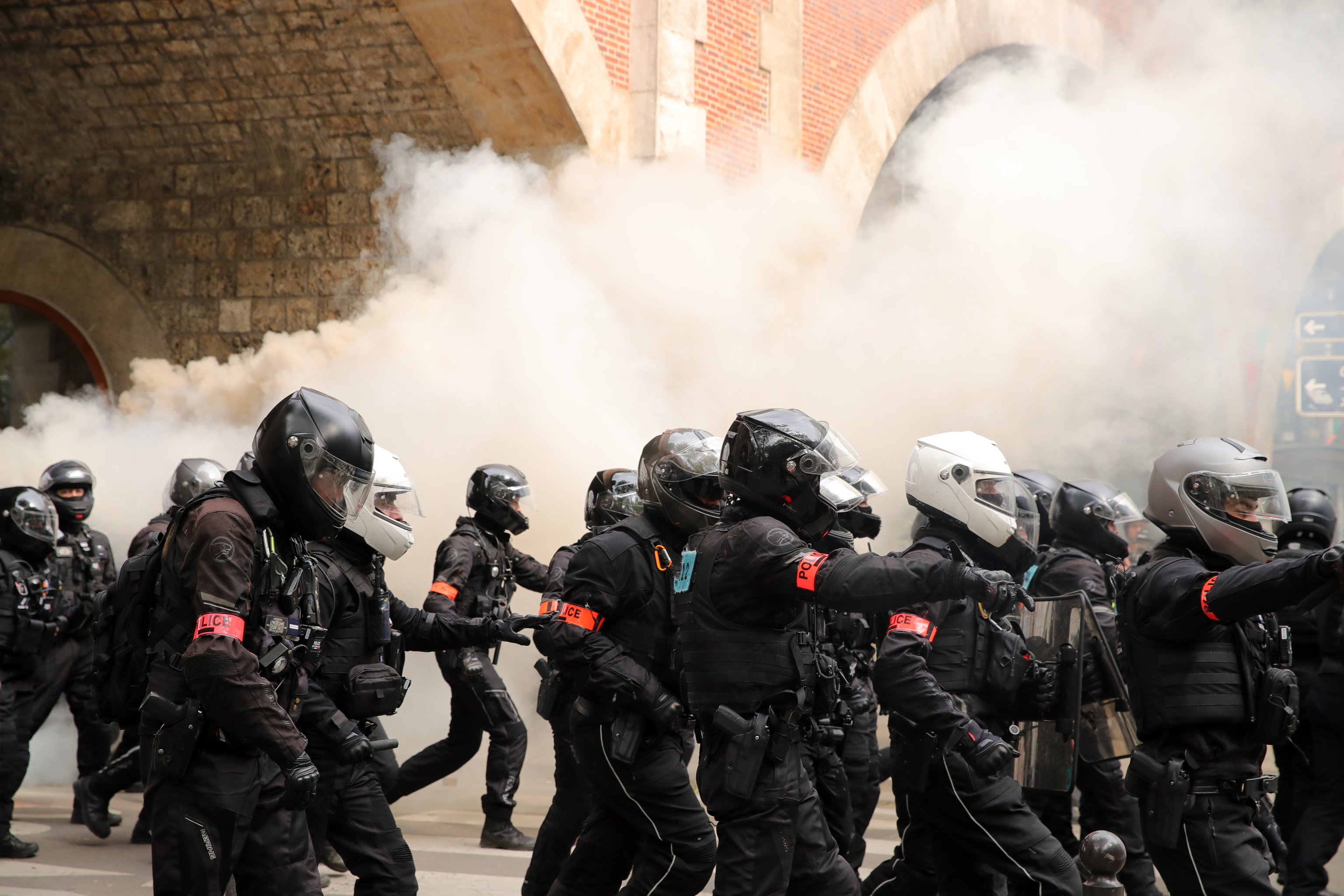 1 maggio: parigi, 7 poliziotti feriti da ordigno esplosivo