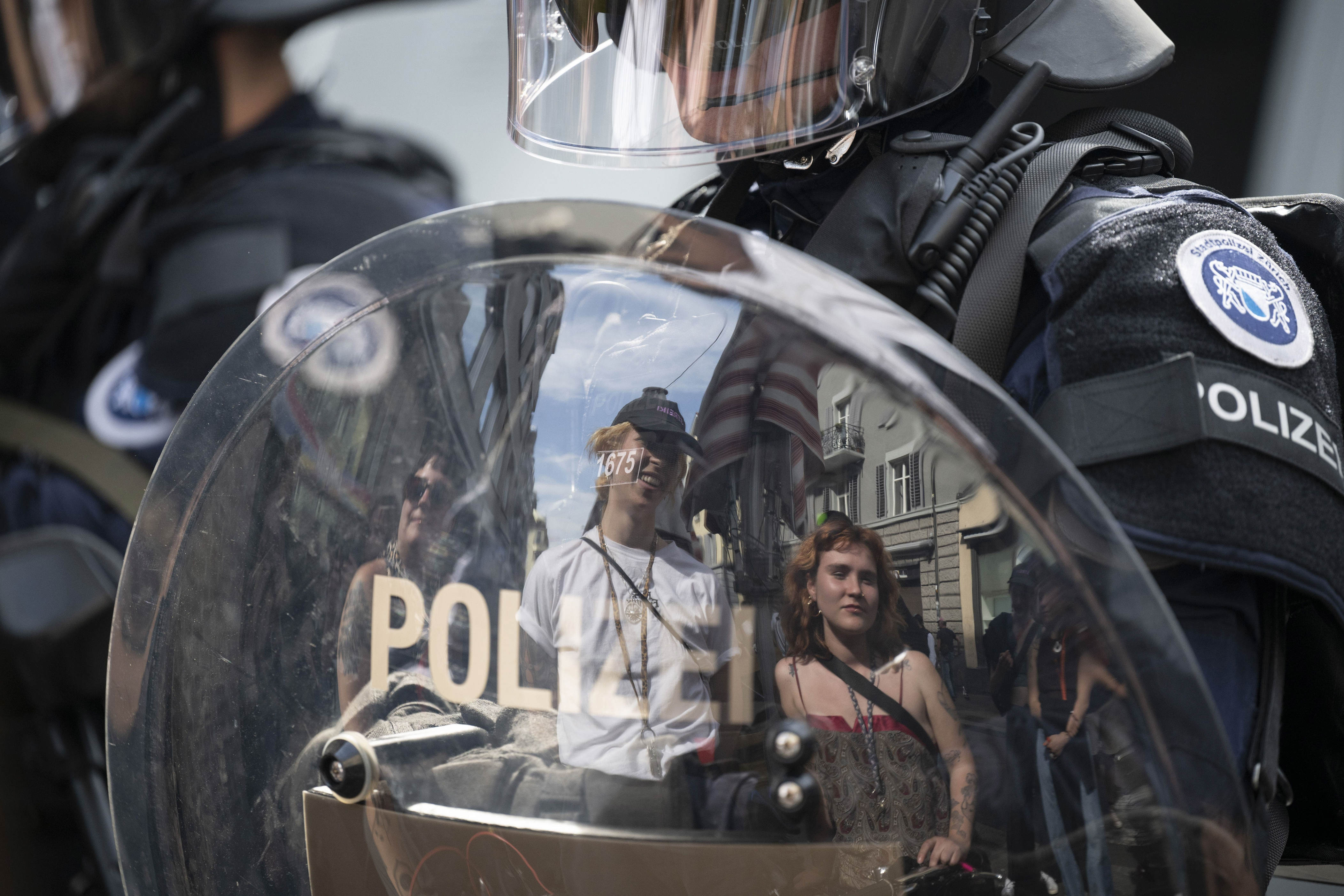 1 . mai in zürich: 11 000 teilnehmer am umzug, scharmützel mit der polizei und festnahmen an nachdemo – hausbesetzer dringen in mehrere gebäude ein