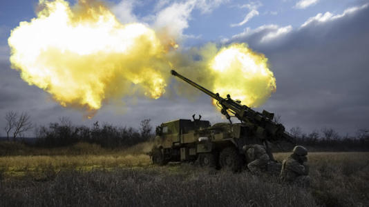 Des soldats ukrainiens utilisent un canon Caesar pour attaquer les positions russes, le 28 décembre 2023, dans l'est de l'Ukraine.