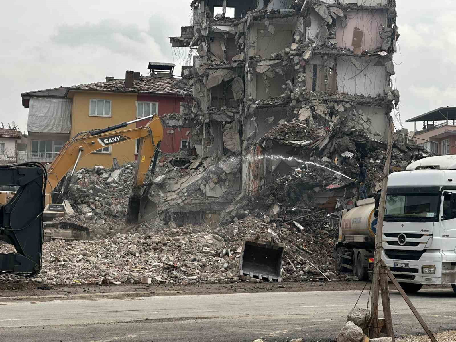 malatya’da ağır hasarlı binaların yıkımları sürüyor