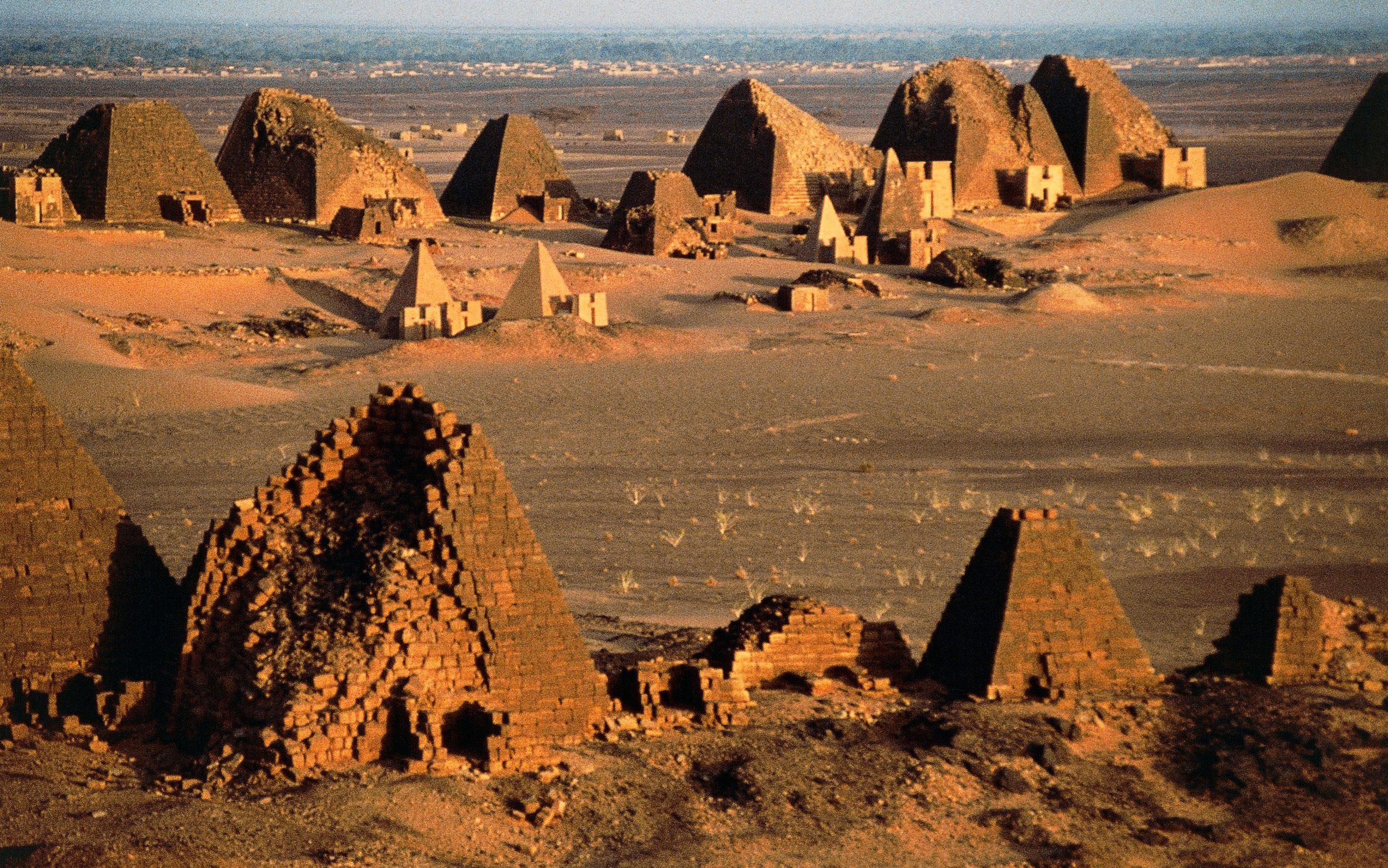 Характер взаимоотношений с природой цивилизации мероэ. Пирамиды Мероэ. Мероэ Судан. Нубийские пирамиды Мероэ. 200 Пирамид древнего царства куш. Пирамиды Судана.
