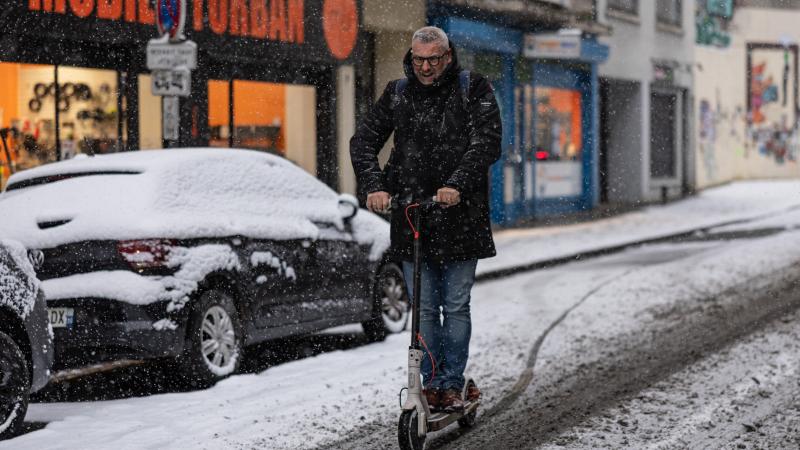 france : les chutes de neige perturbent les transports