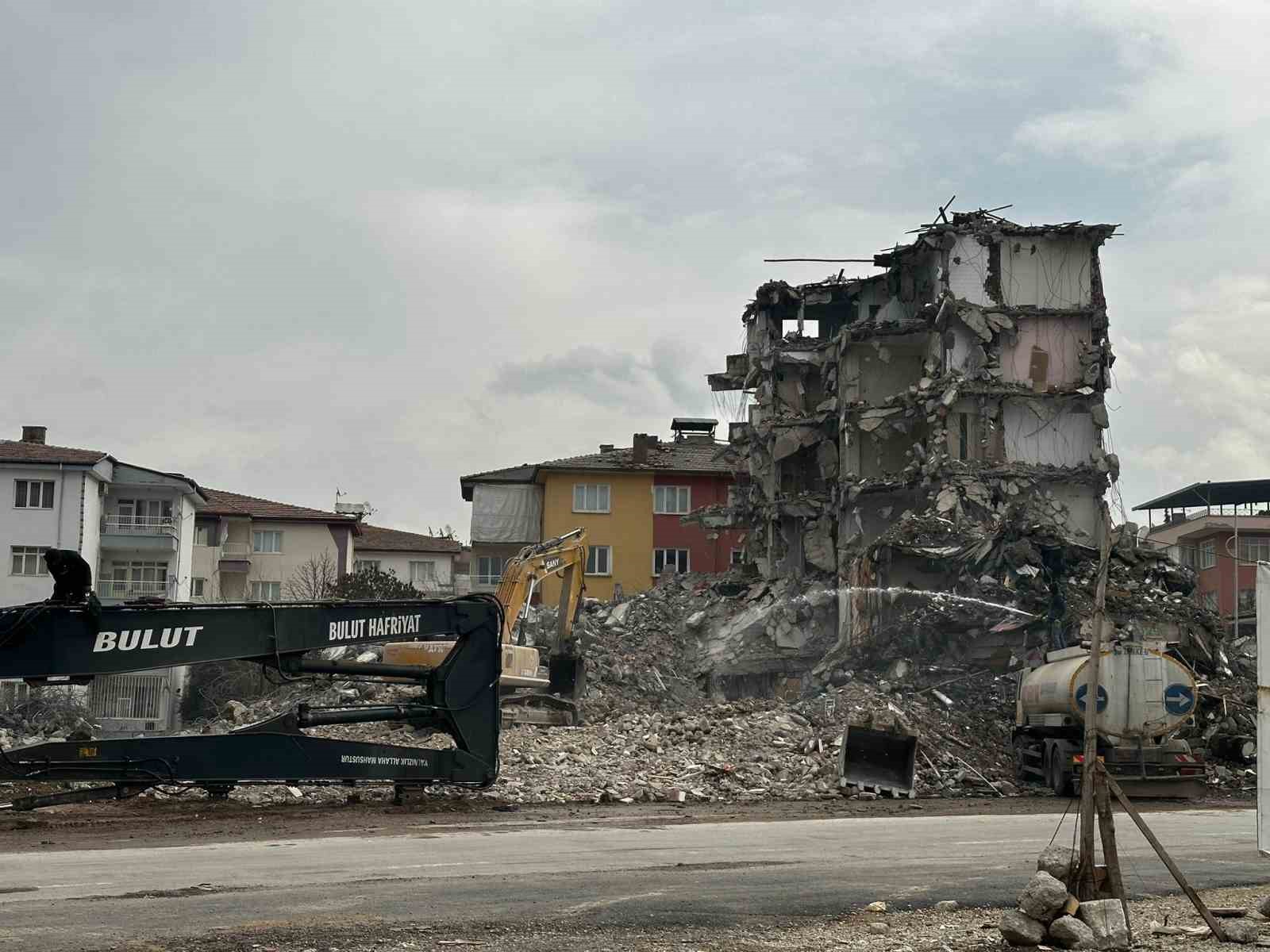 malatya’da ağır hasarlı binaların yıkımları sürüyor