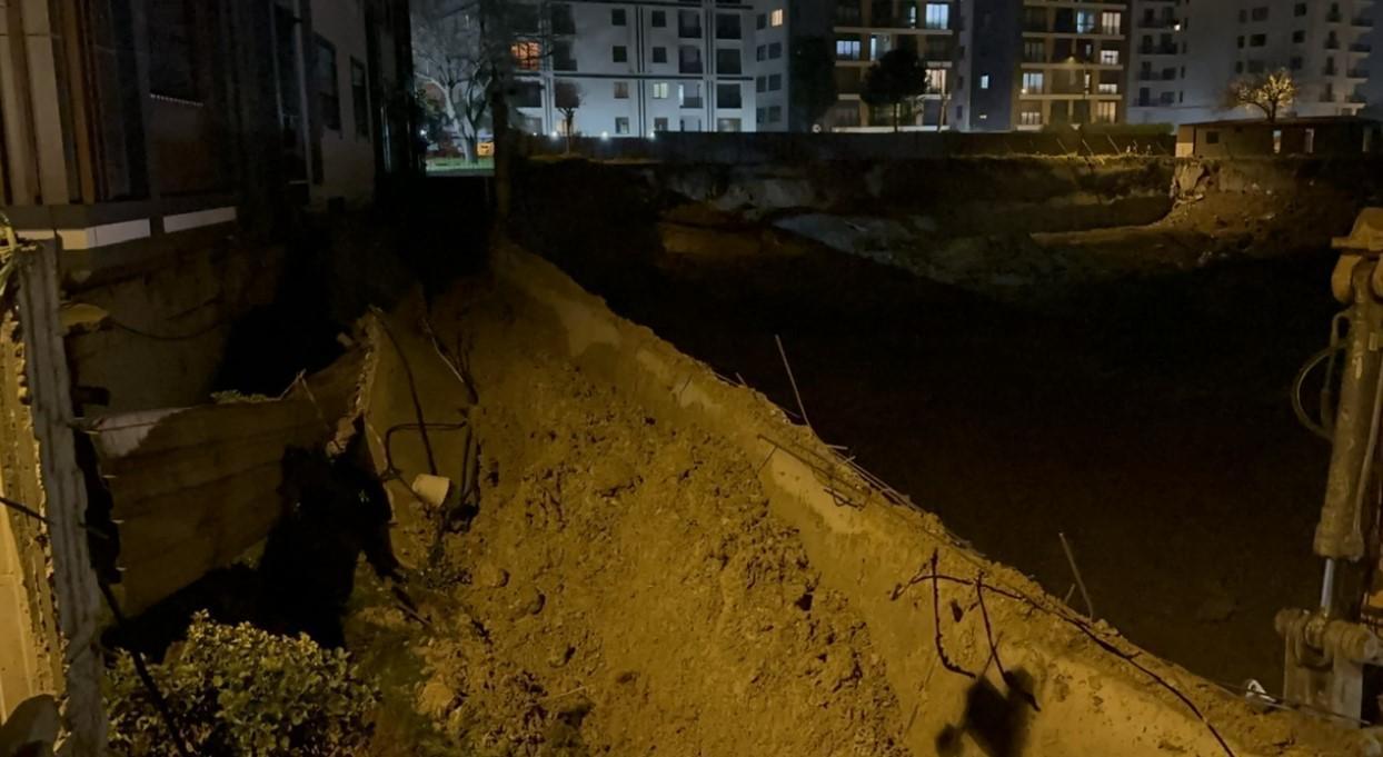 tuzla'da panik anları: istinat duvarı çöktü! bina sakinleri sokağa döküldü