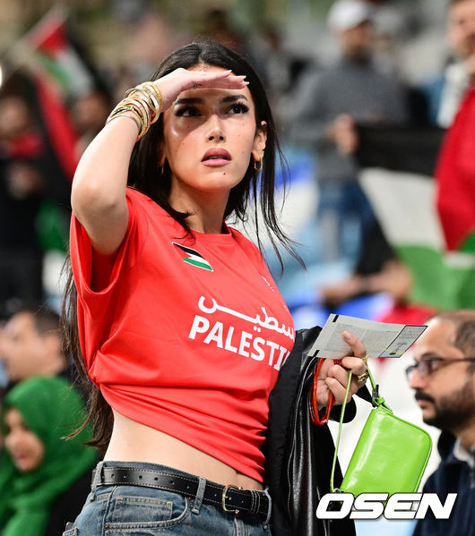 팔레스타인 응원하는 여성팬