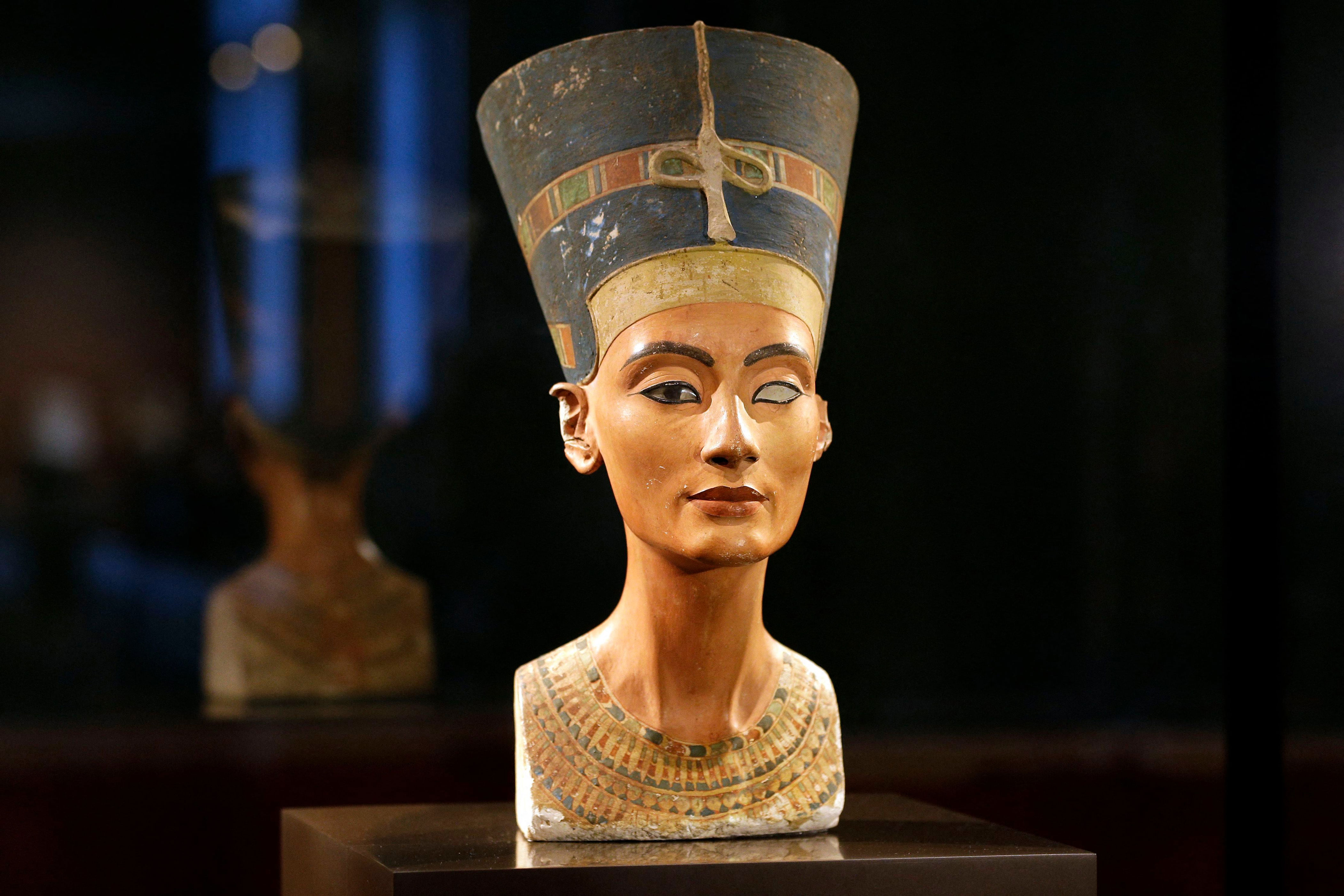 Женя фараона. Нефертити царица Египта. Макияж в древнем Египте Нефертити. Бюст царицы Нефертити.