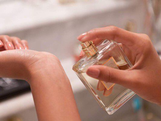 amaderados, de marca y por menos de $200 mil: los 3 perfumes irresistibles para los días de frío