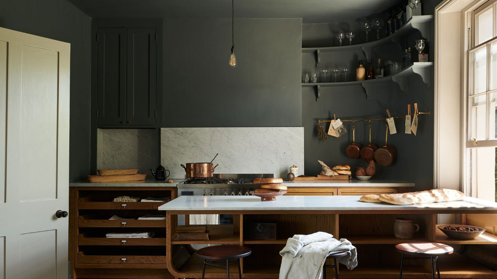 What is a peninsula kitchen layout? Experts weigh in on the space ...