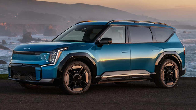 2024 Kia EV9 GT-Line Exterior Front Quarter