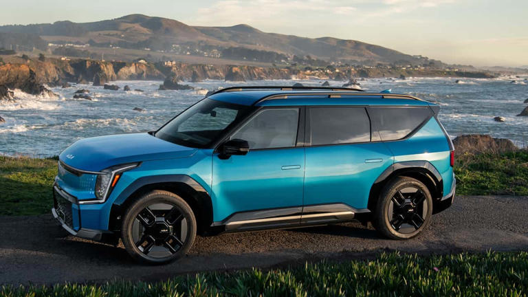 2024 Kia EV9 GT-Line Exterior Front Quarter