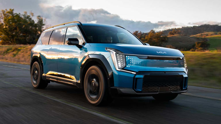 2024 Kia EV9 GT-Line Exterior Front Quarter