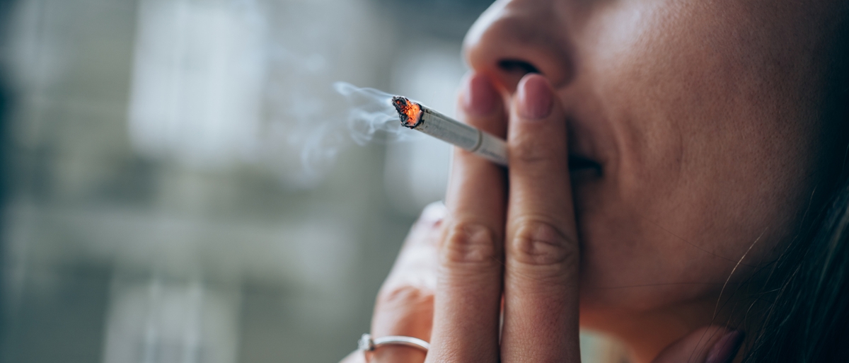 divieto di fumo a milano, stop alle sigarette all’aperto: cosa cambia dal 2025 e le multe per chi infrange le regole