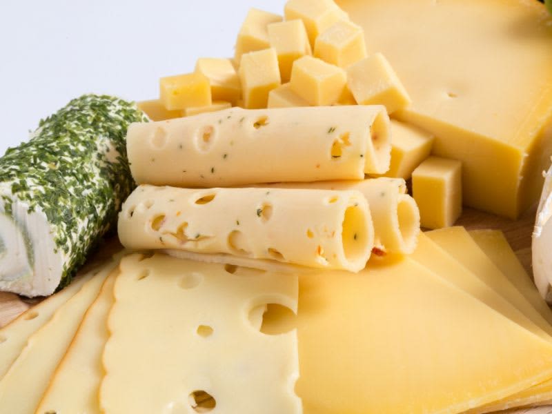 produktrückruf im april 2024 aktuell: rewe und edeka rufen mit listerien verseuchten käse zurück