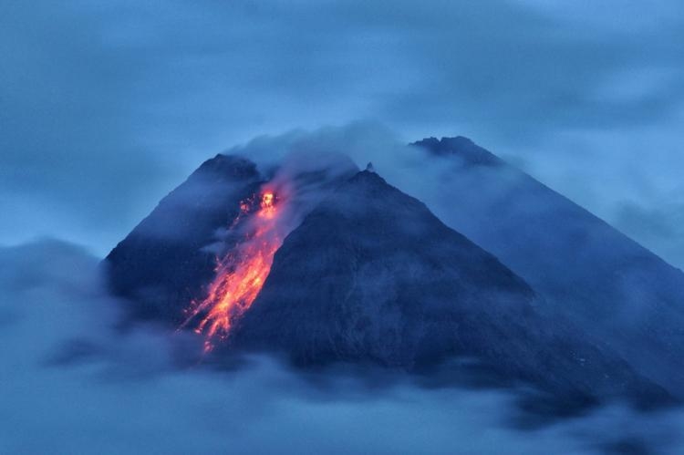 en images. l’éruption d’un volcan menace l’indonésie de tsunami, des milliers d’habitants évacués