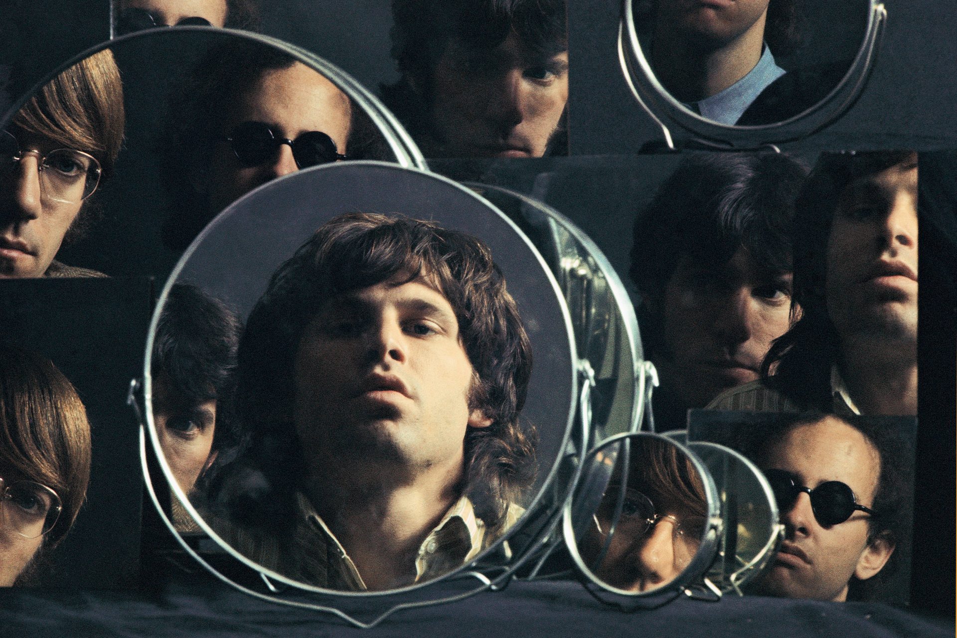 <p>Jim Morrison, leader dei Doors, con il suo carisma sul palco e i suoi testi poetici, è diventato un'icona del rock. La sua morte prematura all'età di 27 anni lo ha immortalato come una figura iconica e controversa nella storia della musica. Il suo epitaffio: “Kata ton daimona eaytoy” (Egli ha provocato i suoi stessi demoni, in greco classico)</p>