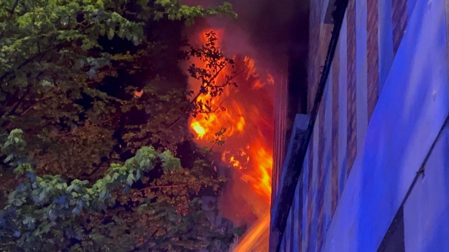 violent incendie à la rue albert de latour à schaerbeek: deux personnes évacuées vers l'hôpital