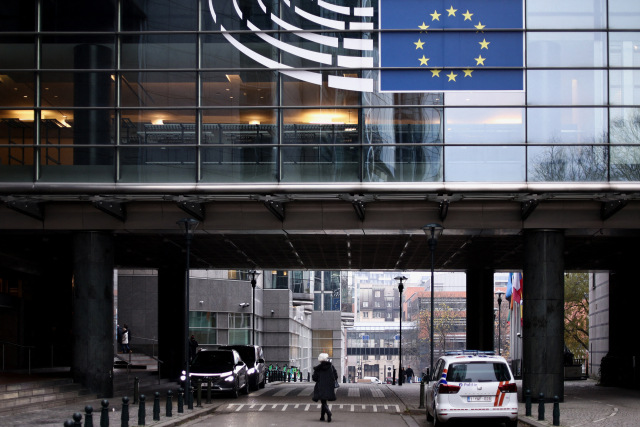 εε: οι βρυξέλλες προσπαθούν να αντιμετωπίσουν απόπειρες ανάμιξης της ρωσίας στις ευρωεκλογές