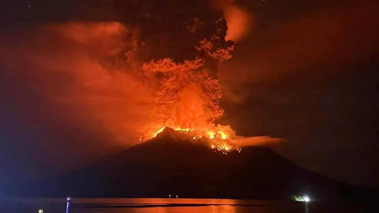 Major Volcanic Eruption In Indonesia Triggers Tsunami Warning And Evacuation Of Thousands<br><br>