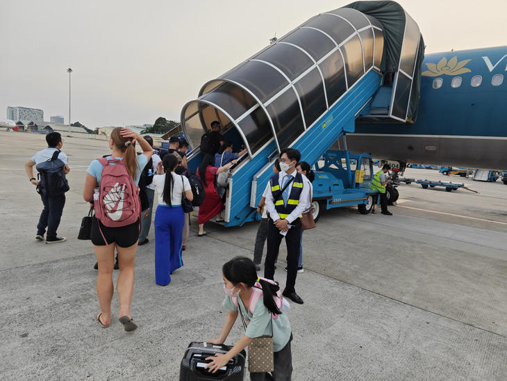 Vietnam Airlines tuyên bố tăng chuyến bay đêm dịp cao điểm 30-4 và hè, thêm nhiều dải vé phổ thông tiết kiệm giá mềm hơn - Ảnh: CÔNG TRUNG