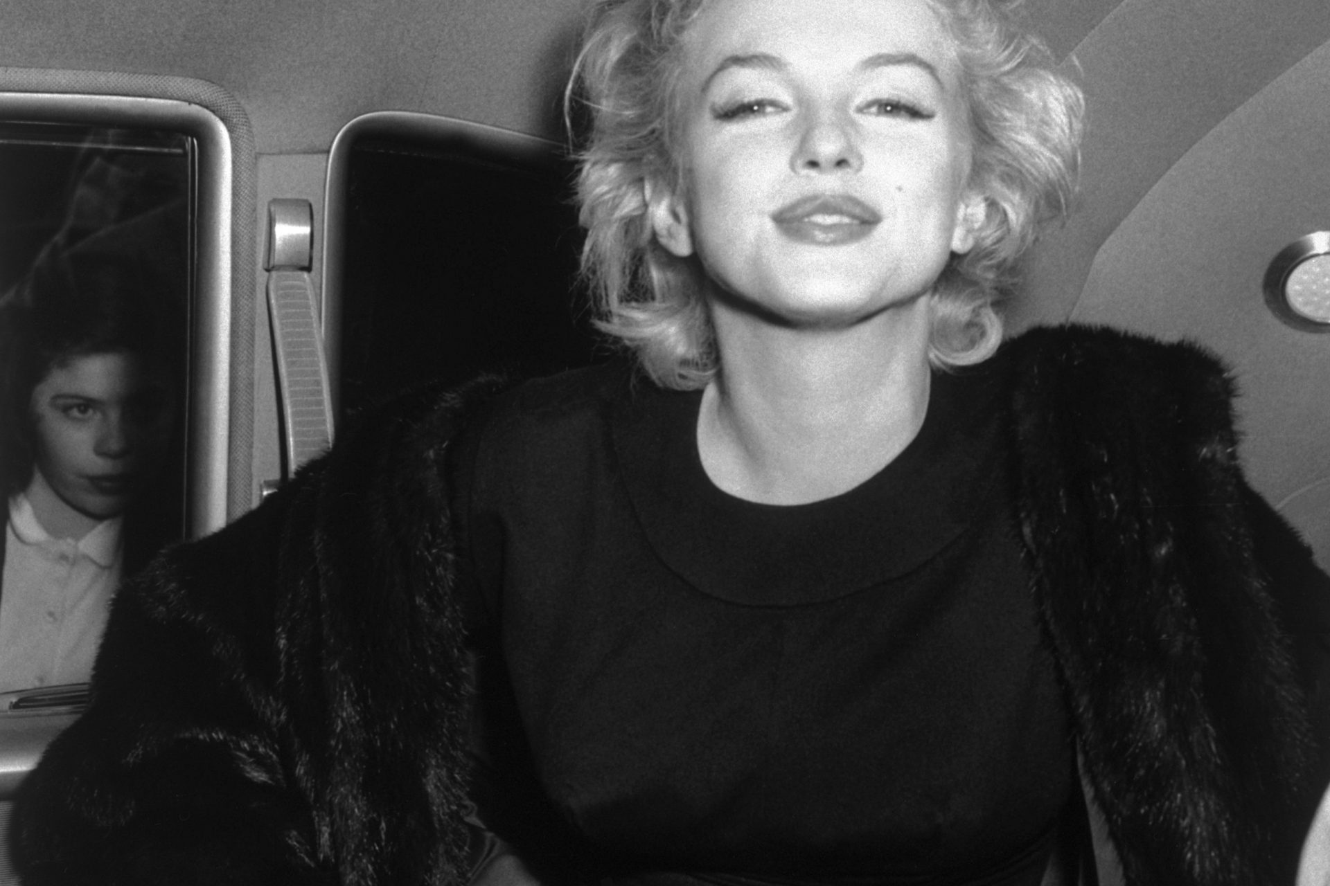 <p>"Qui giace Marilyn Monroe 1926-1962" è un ricordo semplice e sobrio di una delle figure più iconiche della storia di Hollywood.</p>