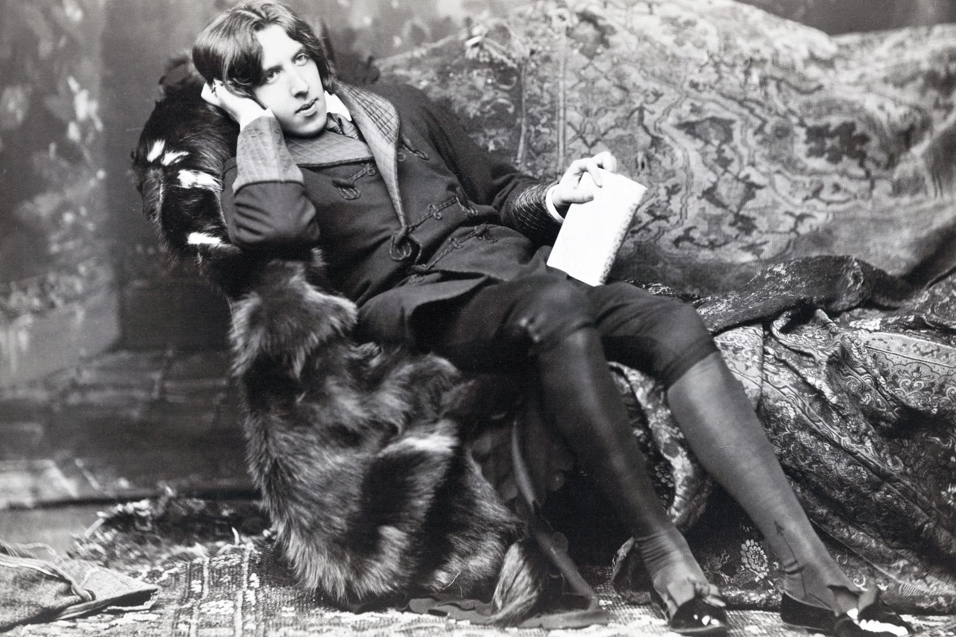 <p>Oscar Wilde, il famoso poeta e drammaturgo irlandese, è ricordato per capolavori come "Il ritratto di Dorian Gray". Il suo spirito acuto e le sue osservazioni satiriche sulla società vittoriana lo hanno reso una figura di spicco nella letteratura. Sebbene la sua vita sia stata segnata dallo scandalo e dal carcere a causa del suo orientamento, la sua eredità sopravvive, ispirando generazioni con il suo stile inconfondibile. Il suo epitaffio? "O va via quella carta da parati, oppure vado via io"</p>