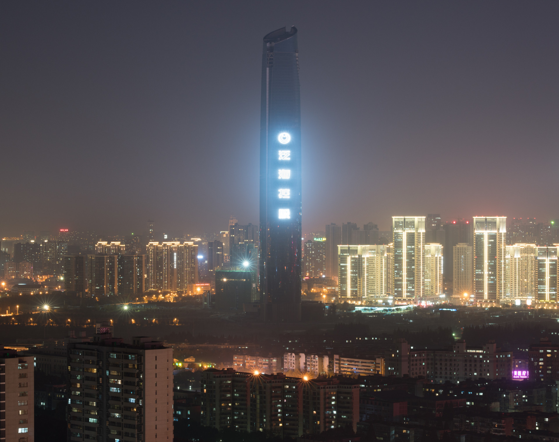 <p>Cette tour située à Wuhan, en Chine, est toujours en construction et devrait ouvrir en 2018 à une hauteur définitive de 438 mètres.</p> <p>Découvrez aussi: <a class="gs-title" href="https://www.starsinsider.com/fr/voyage/365373/decouvrez-les-tours-les-plus-celebres-du-monde" rel="noopener">Découvrez les tours les plus célèbres du monde</a></p><p><a href="https://www.msn.com/fr-fr/community/channel/vid-7xx8mnucu55yw63we9va2gwr7uihbxwc68fxqp25x6tg4ftibpra?cvid=94631541bc0f4f89bfd59158d696ad7e">Suivez-nous et accédez tous les jours à du contenu exclusif</a></p>