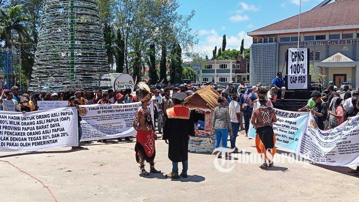 Pintu Masuk Kantor Gubernur PBD Dipalang Pencaker,Siapapun Tidak Boleh ...