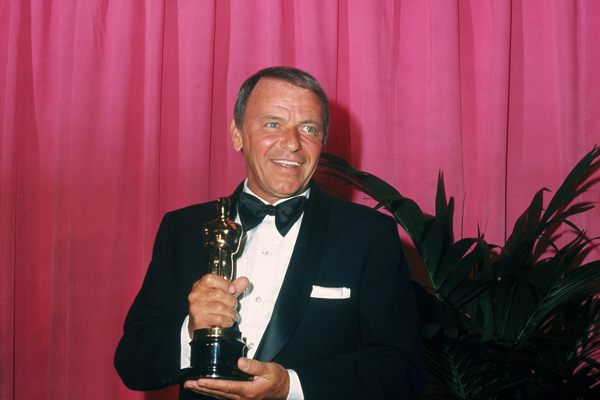 <p>Frank Sinatra, noto come "The Voice", era più di un cantante, attore e produttore; È stato anche uno degli artisti musicali più influenti del XX secolo. La sua eredità sopravvive nella musica e nella cultura popolare con successi senza tempo come "My Way" e "New York, New York". Il suo epitaffio: "Il meglio deve ancora venire"</p>