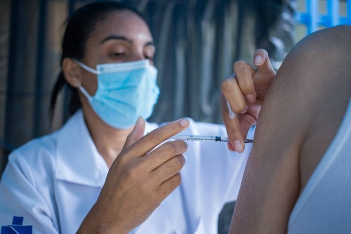 vacina da dengue: governo amplia faixa etária que pode tomar doses perto de vencer; veja o que muda
