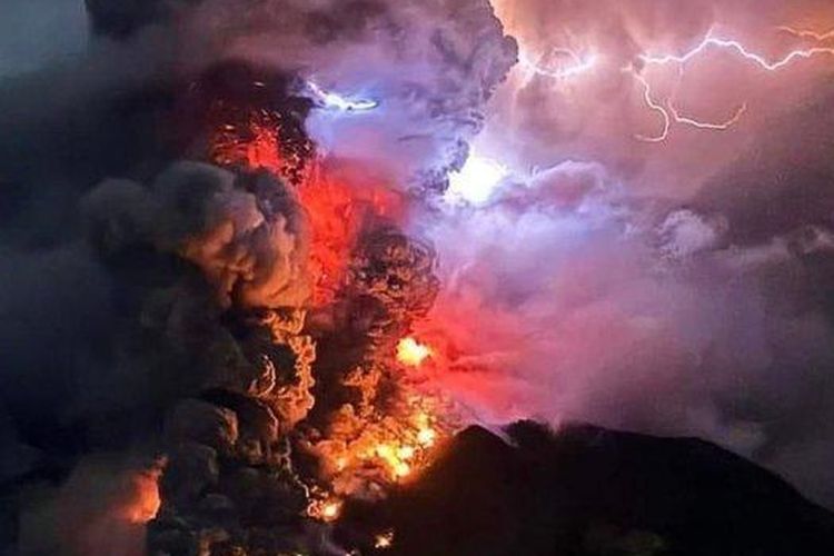 mengapa erupsi gunung berapi disertai petir?