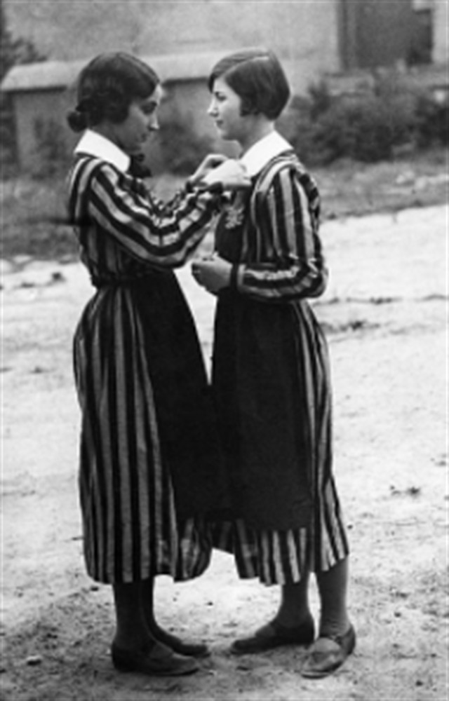 Der erste lesbische Kuss in der Kinogeschichte fand 1931 im Film "Mädchen in Uniform" statt. Der deutsche Film erzählt die Geschichte einer 14-jährigen Teenagerin, die ins Internat geschickt wird und sich dort in ihre Lehrerin verliebt. Die beiden tauschen einen unglaublich kontroversen Kuss aus.