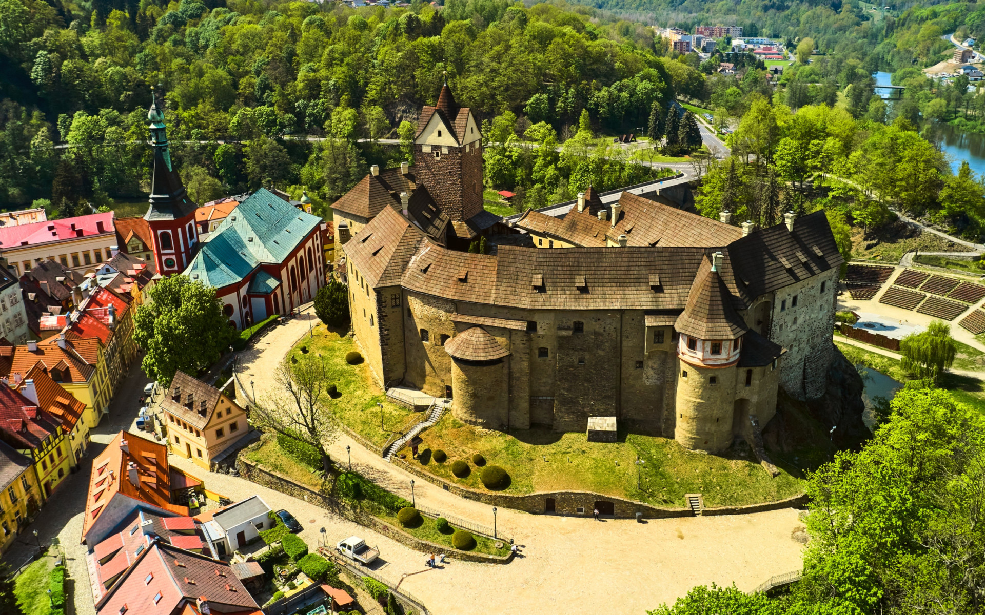 <div class="form-group itemTitle">Le château de Loket, merveille gothique du XIIe siècle, monte la garde sur cette ville pittoresque située au sommet d'une colline dans la région de Karlovy Vary, en République tchèque.</div><p><a href="https://www.msn.com/fr-fr/community/channel/vid-7xx8mnucu55yw63we9va2gwr7uihbxwc68fxqp25x6tg4ftibpra?cvid=94631541bc0f4f89bfd59158d696ad7e">Suivez-nous et accédez tous les jours à du contenu exclusif</a></p>