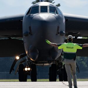 us air force übt den nuklearen ernstfall: b-52-bomber landen auf business-flugplatz