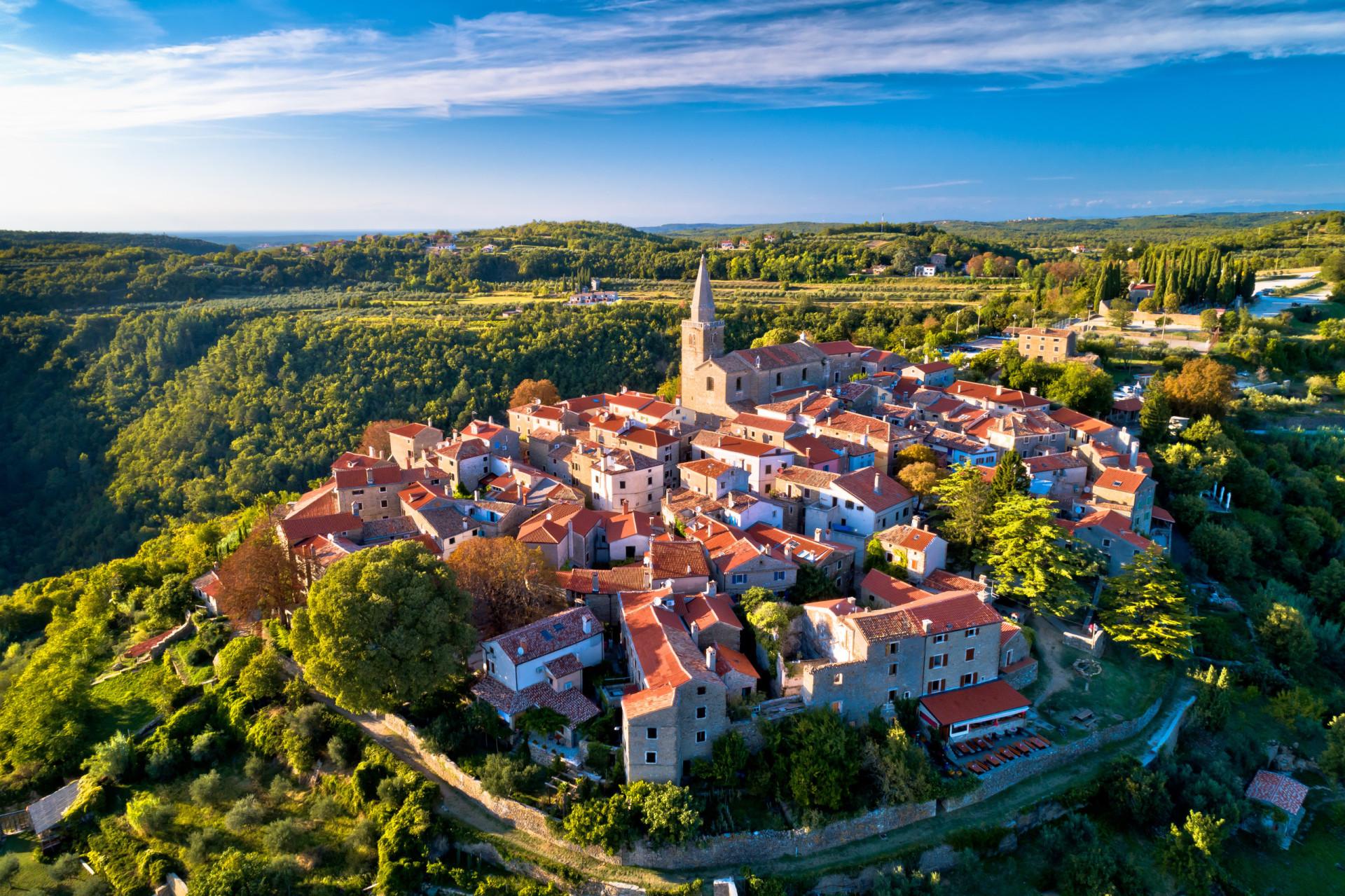 <p>La péninsule d'Istrie, en Croatie, regorge de villages pittoresques au sommet des collines, mais c'est Groznjan qui séduit le plus. Dans les années 1950 et au début des années 1960, cette destination idyllique abritait une communauté créative d'artistes, d'écrivains et de musiciens. Aujourd'hui encore, Groznjan offre l'un des plus beaux paysages du pays.</p><p><a href="https://www.msn.com/fr-fr/community/channel/vid-7xx8mnucu55yw63we9va2gwr7uihbxwc68fxqp25x6tg4ftibpra?cvid=94631541bc0f4f89bfd59158d696ad7e">Suivez-nous et accédez tous les jours à du contenu exclusif</a></p>