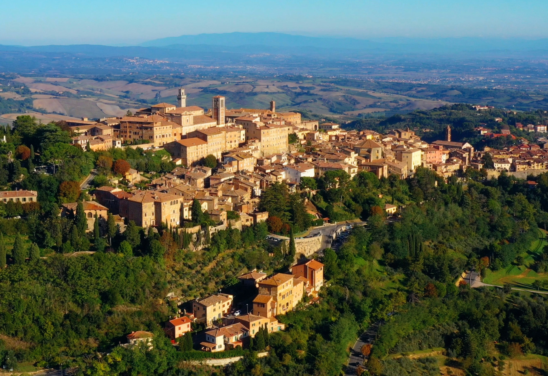 <p>L'une des sites les plus agréables de la Toscane, Montepulciano est une ville médiévale et marquée par le style de la Renaissance qui s'élève au-dessus des plaines ondulantes de Sienne.</p><p>Tu pourrais aussi aimer:<a href="https://www.starsinsider.com/n/388256?utm_source=msn.com&utm_medium=display&utm_campaign=referral_description&utm_content=612932"> Ces races de chats font de parfaits animaux de compagnie</a></p>