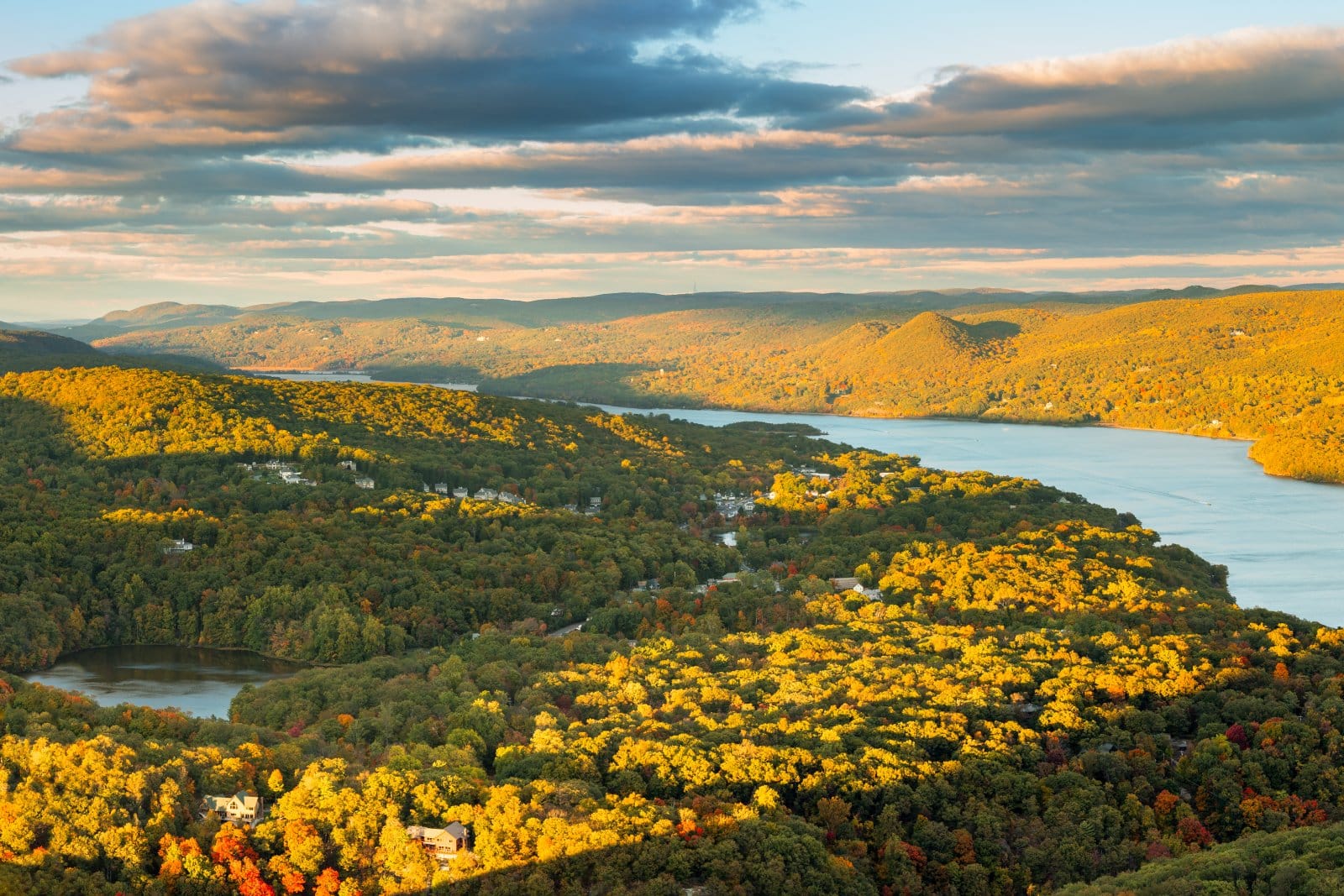 <p class="wp-caption-text">Image Credit: Shutterstock / Mihai_Andritoiu</p>  <p><span>As one of America’s oldest wine-making and grape-growing regions, Hudson Valley offers scenic beauty and wines that range from classic varietals to fruit wines.</span></p>