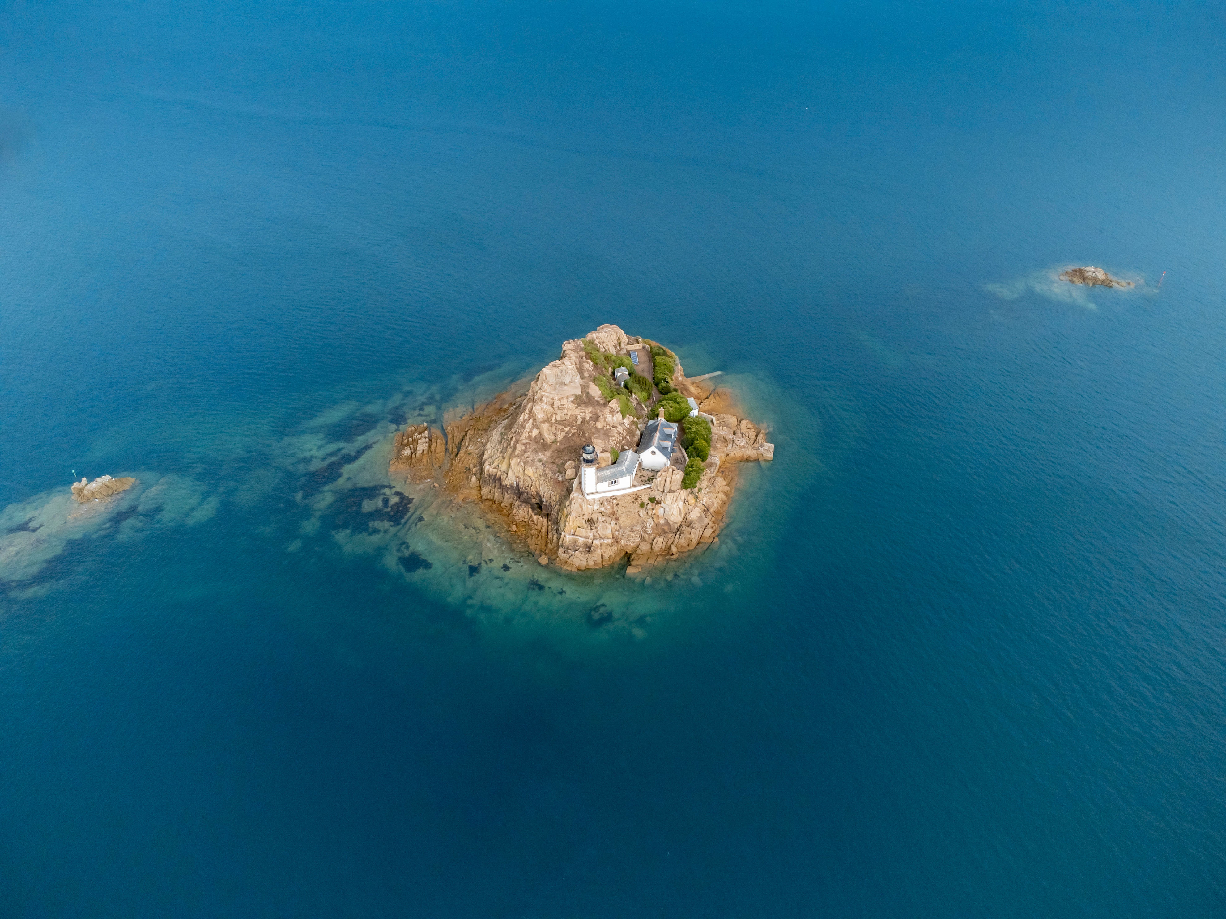 la maison d'un gardien de phare sur une île isolée en bretagne