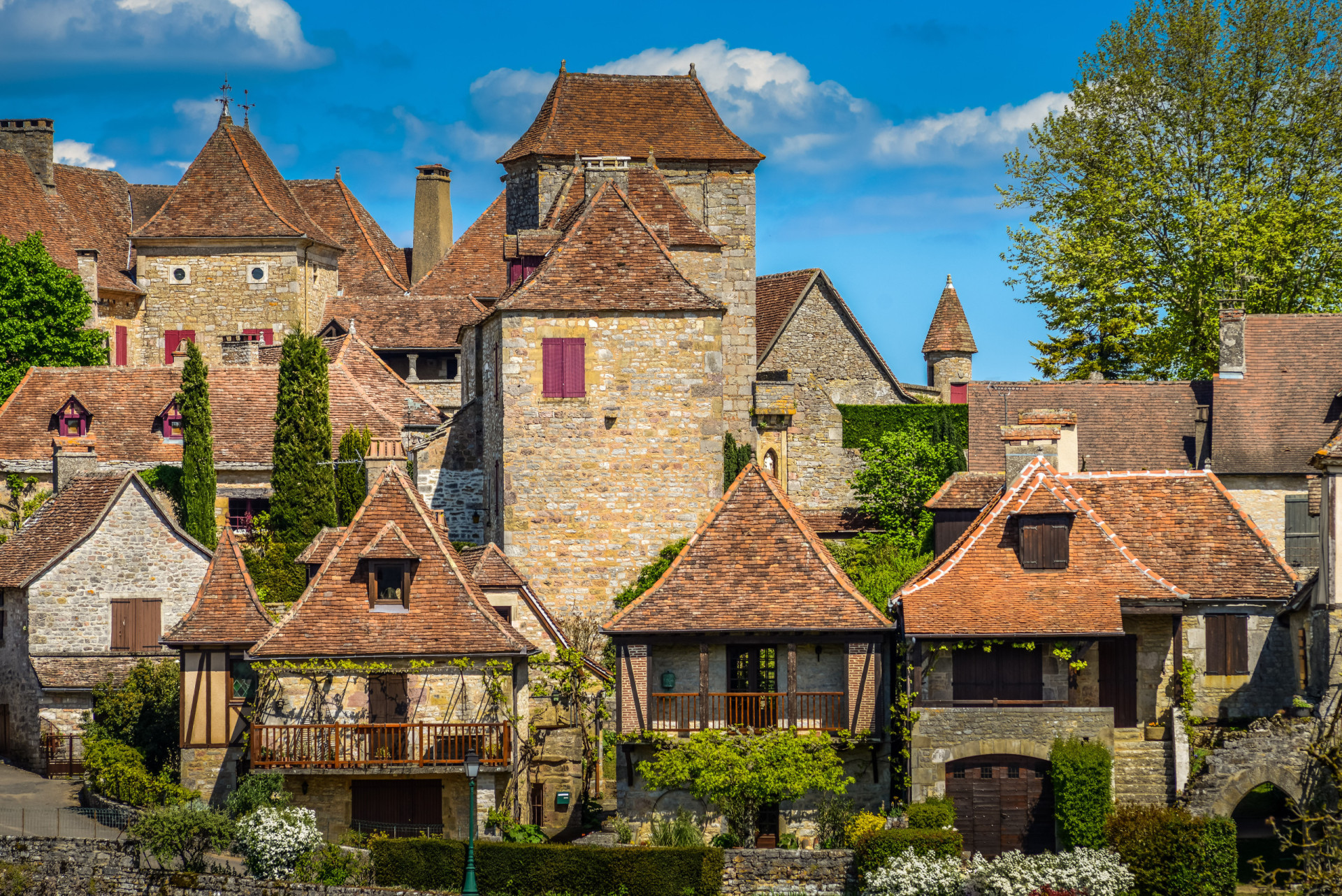 <p>Régulièrement cité comme l'un des plus beaux villages de France, le village médiéval de Loubressac, dans la vallée de la Dordogne, est tout construit en pierre ocre et coiffé de toits en tuiles de châtaignier. Il est situé sur un affleurement rocheux et offre une vue imprenable sur la campagne.</p><p><a href="https://www.msn.com/fr-fr/community/channel/vid-7xx8mnucu55yw63we9va2gwr7uihbxwc68fxqp25x6tg4ftibpra?cvid=94631541bc0f4f89bfd59158d696ad7e">Suivez-nous et accédez tous les jours à du contenu exclusif</a></p>
