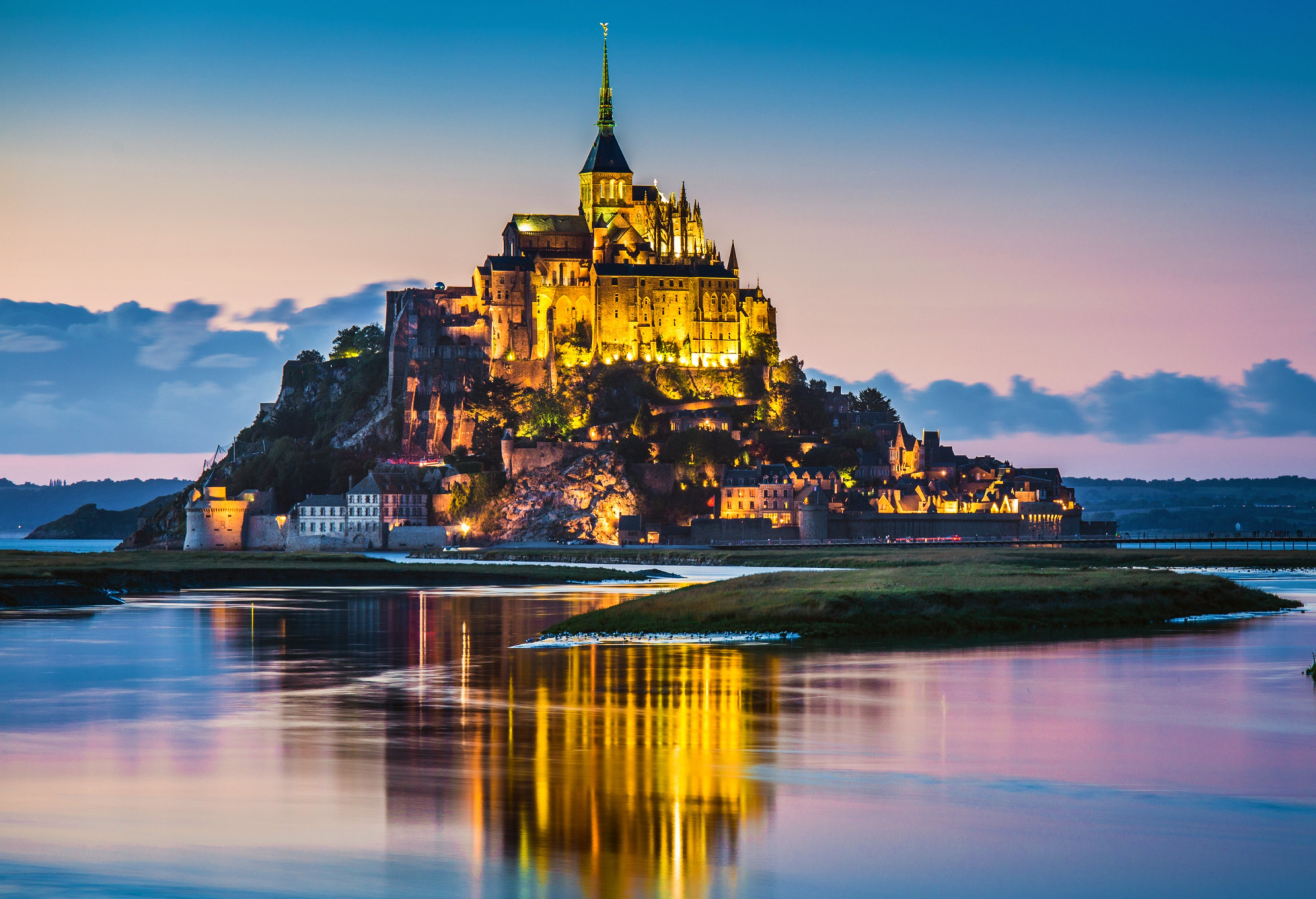 <p>Le Mont Saint-Michel, peut-être le village perché le plus emblématique de France et certainement l'un des plus célèbres en Europe, se dresse en Normandie. Il se compose d'un ensemble de maisons de pêcheurs, surmontées par une immense abbaye datant du XIe siècle.</p><p>Tu pourrais aussi aimer: </p>