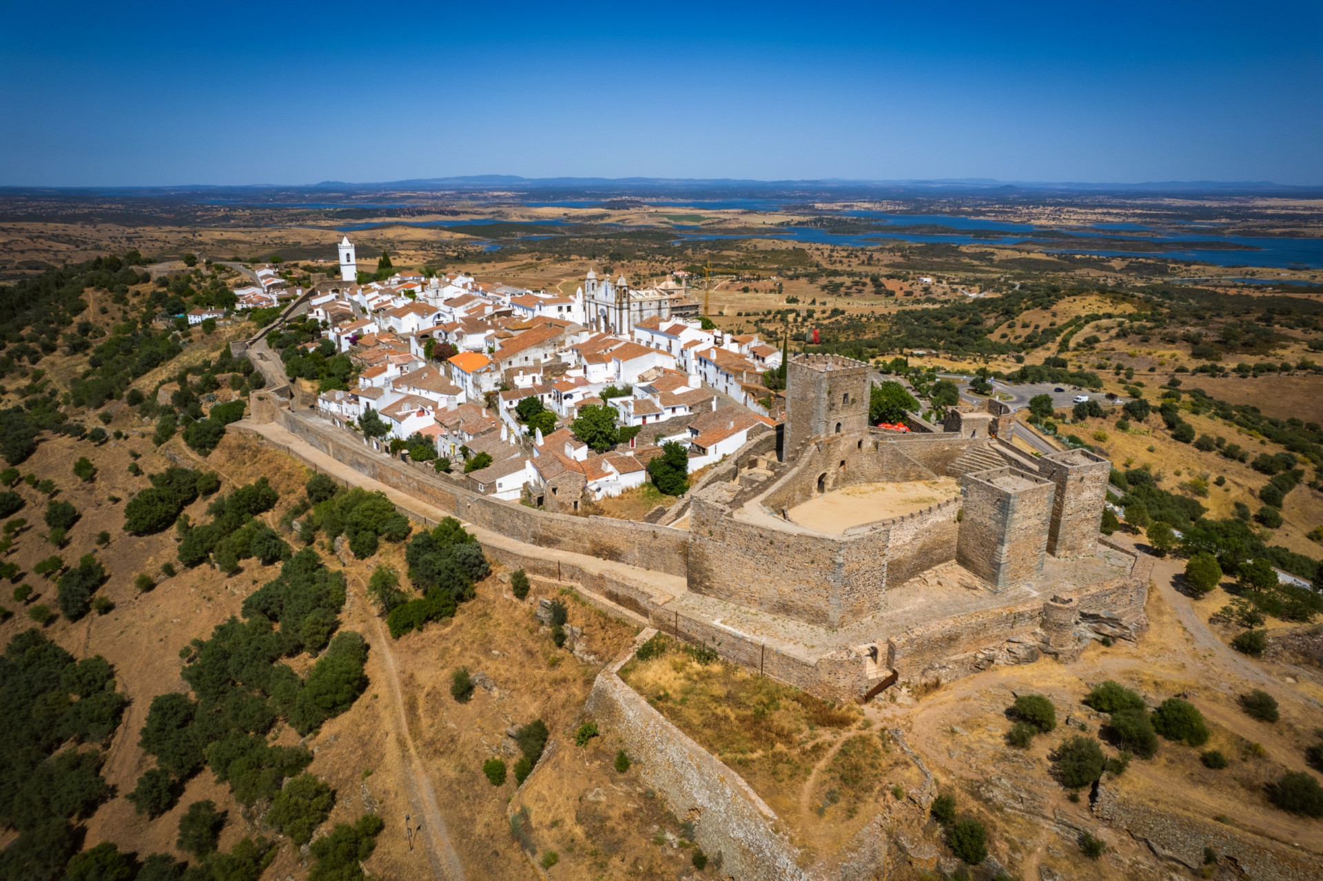 <p>Monsaraz est l'exemple même du village de colline portugais classique. Établi en tant que communauté par les Maures au VIIIe siècle, son château et ses murs datent, pour la plupart, du XIIe siècle. Sa situation élevée dans l'Alentejo, à quelques kilomètres à peine de l'Espagne, a fait de Monsaraz un lieu d'importance stratégique pendant des siècles.</p><p><a href="https://www.msn.com/fr-fr/community/channel/vid-7xx8mnucu55yw63we9va2gwr7uihbxwc68fxqp25x6tg4ftibpra?cvid=94631541bc0f4f89bfd59158d696ad7e">Suivez-nous et accédez tous les jours à du contenu exclusif</a></p>