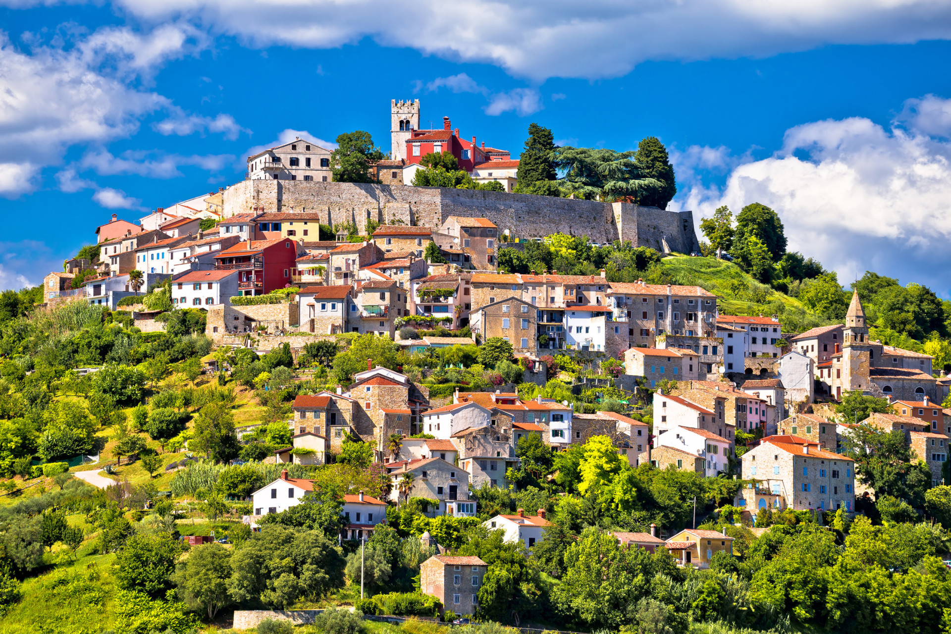<p>Le village historique de Motovun, dans le centre de l'Istrie, est en fait d'origine celtique. Son nom est dérivé du mot celtique Montona, qui signifie "ville dans les collines".</p><p>Tu pourrais aussi aimer: </p>