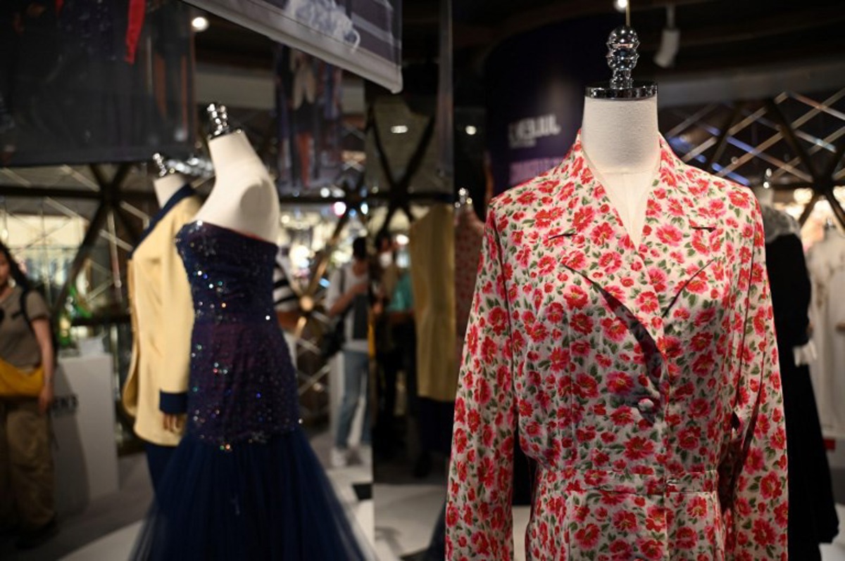 des robes de la princesse diana exposées à hong kong avant une vente aux enchères