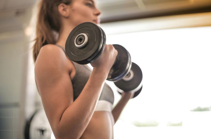 solo con mancuernas: los 11 ejercicios que te van a cambiar el cuerpo y hacer ganar masa muscular