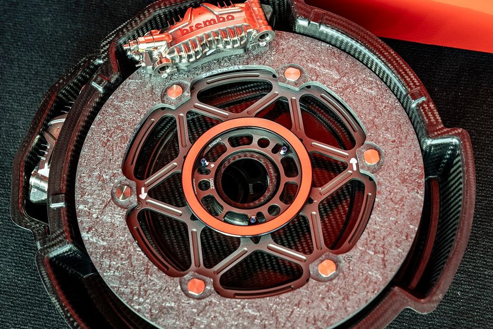 how motogp brakes work: secrets of stopping a 220mph bike