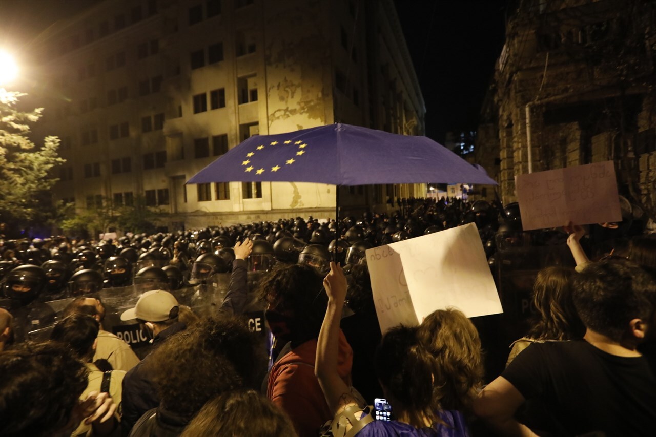 protesten in georgië: moet het land naar europa of toch naar rusland toe bewegen?